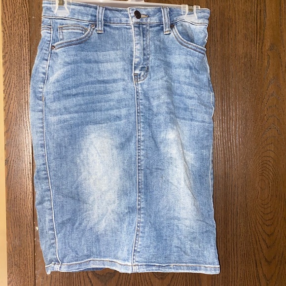 Cute midi jean skirt! - Picture 1 of 2